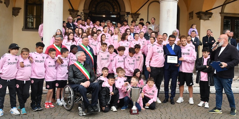 L’abbraccio collettivo in piazza: «È il sogno di tutti»